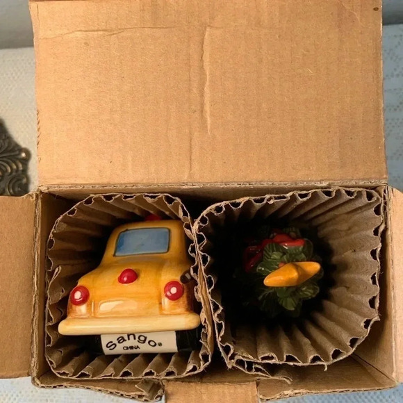 Christmas Salt and Pepper Set Christmas Tree and Taxi Cab so Cute Vintage - Picture 7 of 8
